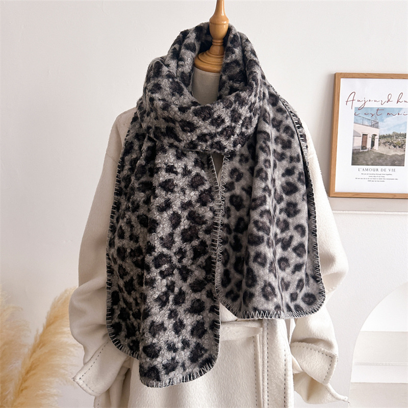 وشاح نسائي فاخر بنقشة الفهد لل - مراجعة Woven Scarf Blanket وسعره