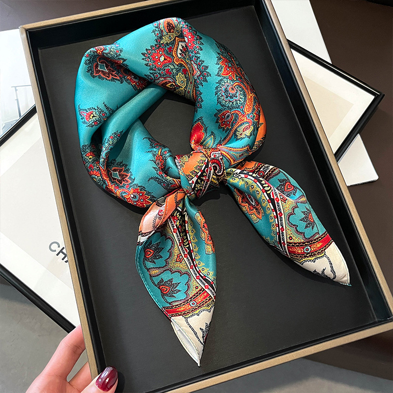 وشاح مربع من الحرير الحقيقي لع - مراجعة Ascot Neck Scarf وسعره