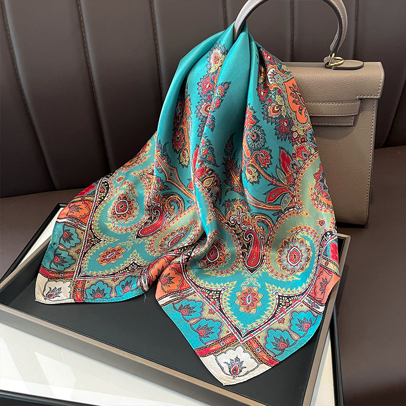 وشاح مربع من الحرير الحقيقي لع - مراجعة Ascot Neck Scarf وسعره